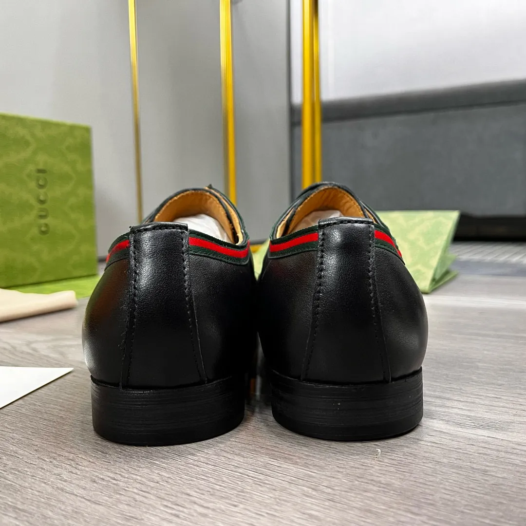 Ex-factory price: 480💰-(Gucci) men’s loafers! Genuine molded horsebit, a classic must-have for your shoe cabinet! The feet are particularly delicate! This Gucci original version is a set last, and we are consistent with the counter! Therefore, it is more comfortable in terms of last shape and comfort! Take it to the counter and compare at will! Good shoes are more than just what they make! But grasp the essence from the inside out! Material: Imported first-layer cowhide! Genuine leather outsole imported from Italy, size: 39-44 (38/45 customized, non-refundable)